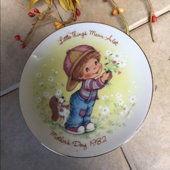 Avon Collectible Mother’s Day Decor Plates 1982, 83 & 84 - Picture 2 of 8